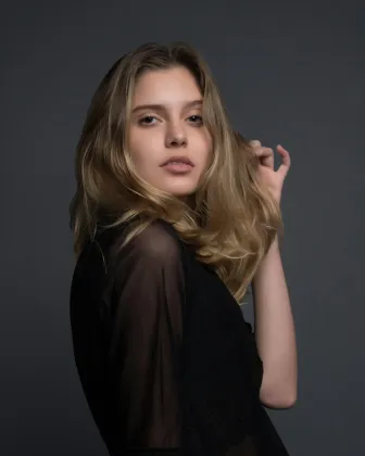 Melena castaña con ondas suaves alrededor del rostro