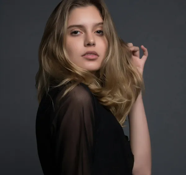 Melena castaña con ondas suaves alrededor del rostro