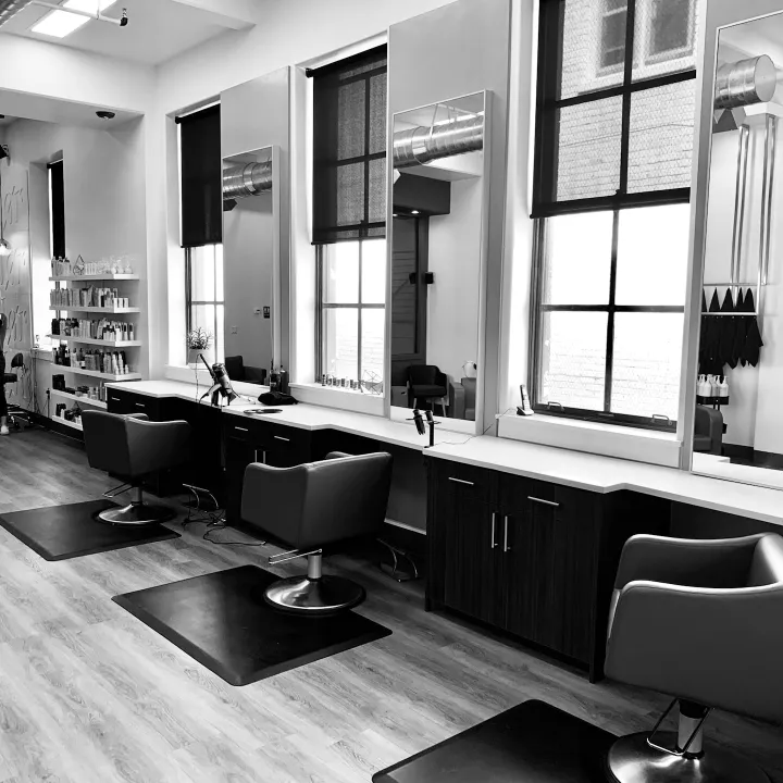 Zona de corte y peinado con sillones y espejos
