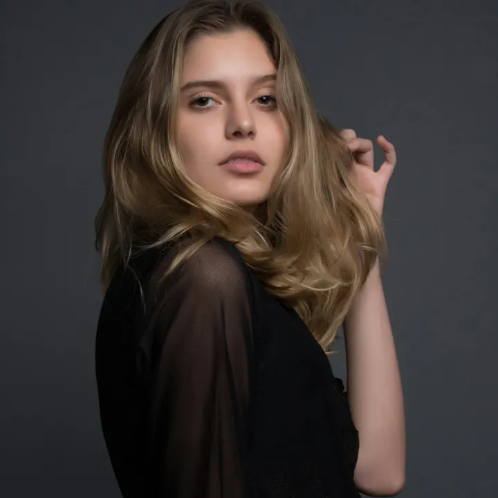 Melena castaña con ondas suaves alrededor del rostro